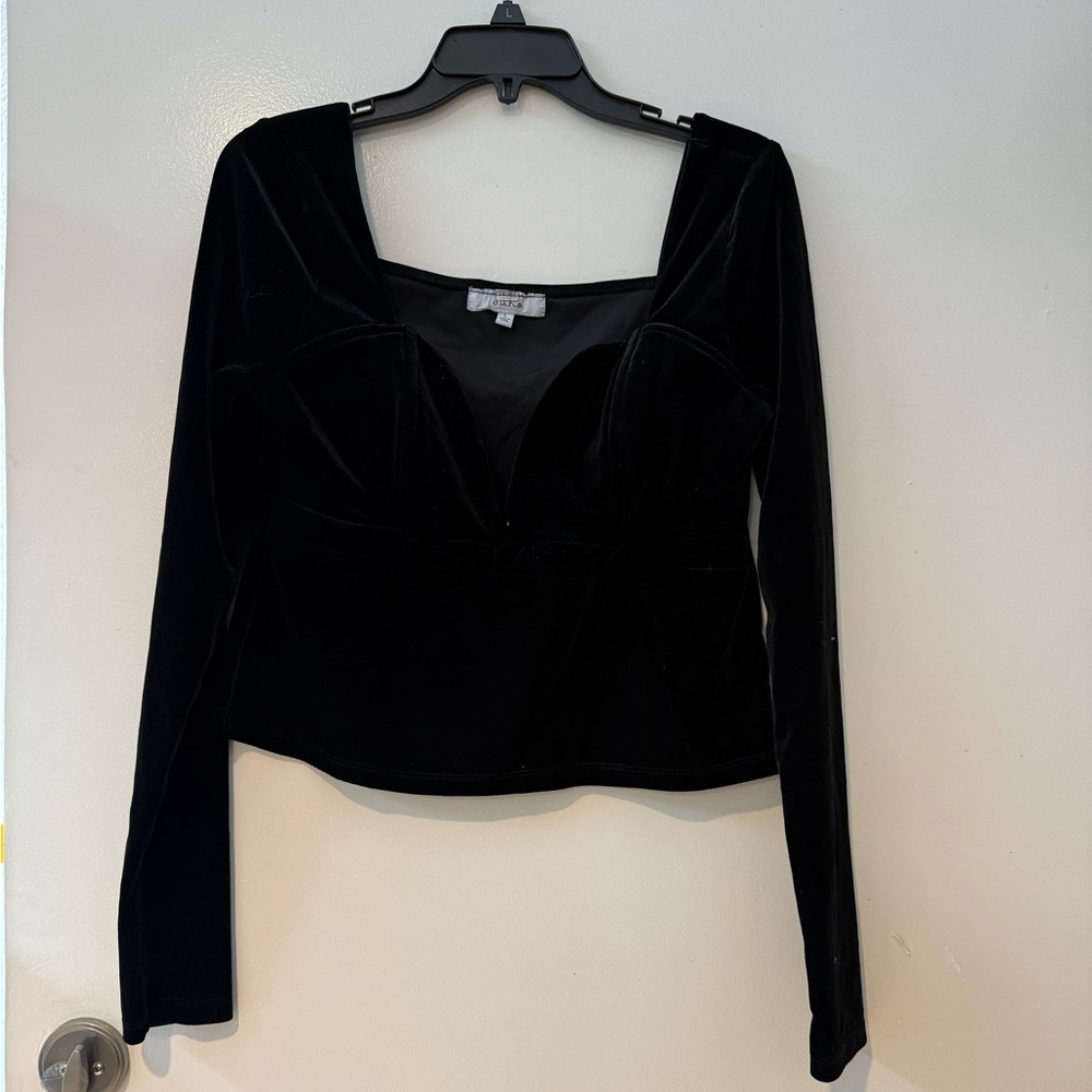 Louna
Velvet Sweetheart Top - Picture 4 of 7